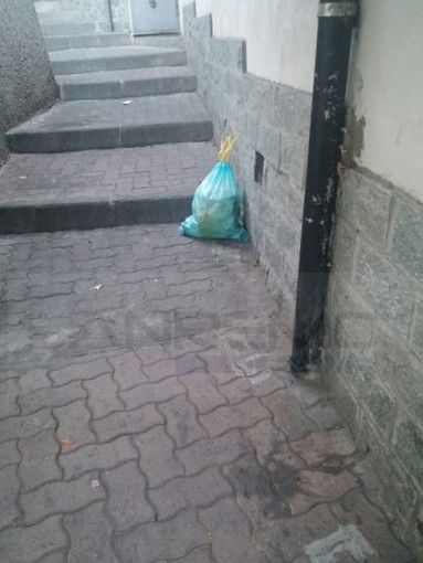 Sanremo: degrado e rifiuti abbandonati in via P. Agosti, la segnalazione del Presidente di 'Matuzia Nostra' Alessandro Condò Sanremo: degrado e rifiuti abbandonati in via P. Agosti, la segnalazione del Presidente di 'Matuzia Nostra' Alessandro Condò