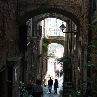 Presepi in vetrina a Dolceacqua, 19 attività commerciali hanno partecipato all'iniziativa del Centro Culturale e Ricreativo