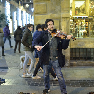 Il violinista Davide Laura in via Matteotti