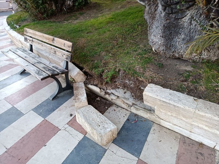 Sanremo, degrado sulla passeggiata Imperatrice: la denuncia di una nostra lettrice (foto)