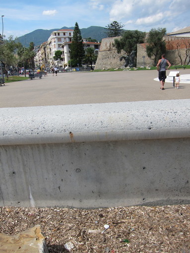 Sanremo: dietro la rinnovata Pian di Nave una scogliera nel degrado, con una siringa e tanti cocci di bottiglie Sanremo: dietro la rinnovata Pian di Nave una scogliera nel degrado, con una siringa e tanti cocci di bottiglie