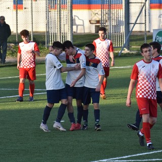 La Dianese&amp;Golfo Juniores festeggia una delle cinque reti segnate all'Olimpia Carcarese (foto Massimo Speedy Vaccarezza)