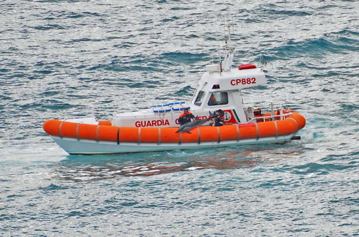 Sanremo: la guardia costiera recupera delfino spiaggiato nei pressi di Pian di Poma Sanremo: la guardia costiera recupera delfino spiaggiato nei pressi di Pian di Poma