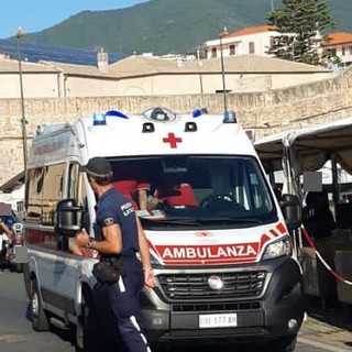 Sanremo, punta da una vespa si sente male: mobilitazione di soccorsi al porto vecchio (Foto)