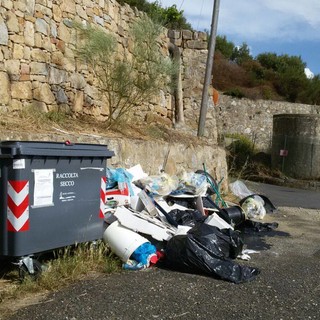 Bordighera: discarica abusiva in via Miramonti la denuncia di una lettrice esausta (Foto e Video)