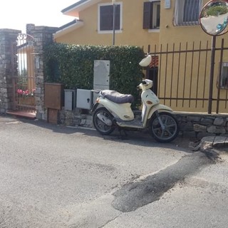 Imperia: un dosso limitatore 'fai da te' a Cason della Guardia, interviene la Polizia Municipale (foto)