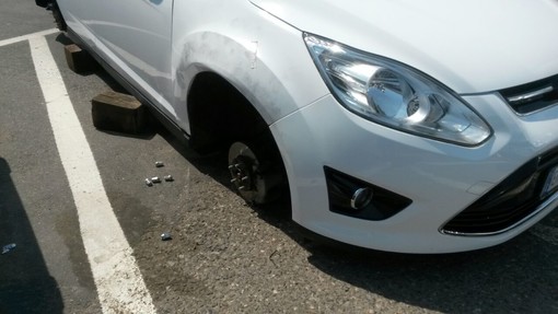 Imperia: danni ad un'auto nel parcheggio della Spianata, il proprietario "Ha ragione la Bindi a dire che questa è la sesta provincia della Calabria" Imperia: danni ad un'auto nel parcheggio della Spianata, il proprietario "Ha ragione la Bindi a dire che questa è la sesta provincia della Calabria"