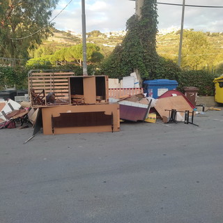 Sanremo: rifiuti ingombranti abbandonati in via Frantoi Canai, la segnalazione con foto di un lettore Sanremo: rifiuti ingombranti abbandonati in via Frantoi Canai, la segnalazione con foto di un lettore