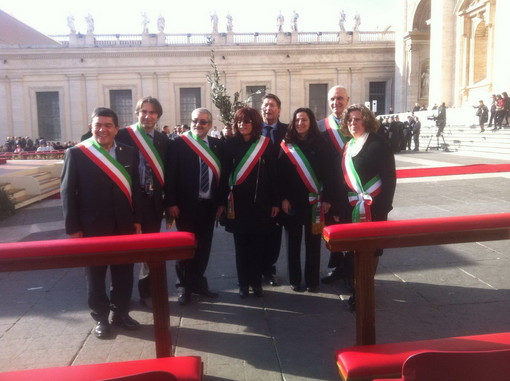 'Palmureli' e ramoscelli di ulivo della Provincia, oggi da Papa Francesco in Piazza San Pietro (foto) 'Palmureli' e ramoscelli di ulivo della Provincia, oggi da Papa Francesco in Piazza San Pietro (foto)