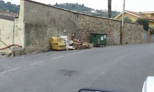 Sanremo: ammasso di rifiuti in strada Borgo Tinasso, residente auspica più controlli
