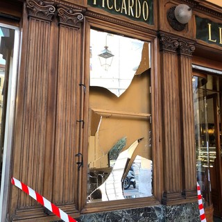 Imperia, vandali in azione nella notte in piazza Dante: danneggiato lo storico bar 'Piccardo'  (foto)