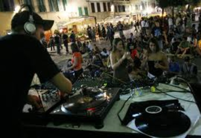 Diano Marina: domani sera la discoteca si sposta in piazza del Comune