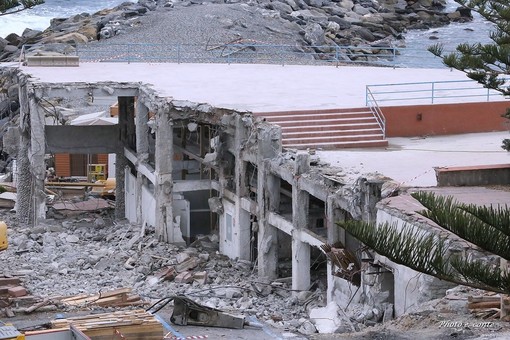 Bordighera: prosegue senza sosta la demolizione della Rotonda di Sant'Ampelio