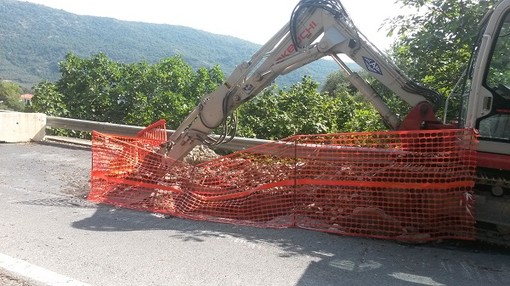 Diano Arentino: un paese diviso in due da una voragine sulla strada. Gli abitanti furiosi: "Una soluzione a breve o scatta la denuncia" Diano Arentino: un paese diviso in due da una voragine sulla strada. Gli abitanti furiosi: "Una soluzione a breve o scatta la denuncia"