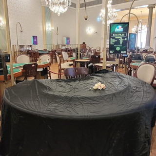 Sanremo, drappo nero e giglio bianco al Casinò sul tavolo del Texas Hold’em Poker: vince 168.500 euro con l’asso di picche