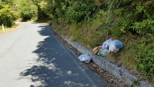 Sacchetti con rifiuti lasciati nelle strade dell'entroterra, un lettore scrive ai 'colpevoli' del gesto Sacchetti con rifiuti lasciati nelle strade dell'entroterra, un lettore scrive ai 'colpevoli' del gesto