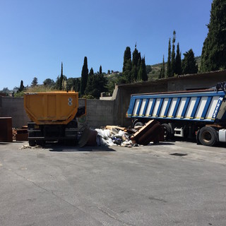 Sanremo: discarica a cielo aperto a due passi dalle tombe del cimitero di Valle Armea, foto e video della situazione