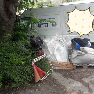 Sanremo: degrado rifiuti in strada Borgo Tinasso, la segnalazione con foto di un residente