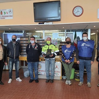 Ventimiglia, l'Aceb dona 23 paia di scarponi agli 'angeli del fango' della protezione civile (foto)