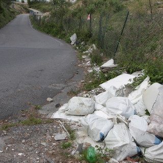 Sanremo: nuova discarica abusiva con amianto abbandonato su strada in Valle Armea Sanremo: nuova discarica abusiva con amianto abbandonato su strada in Valle Armea