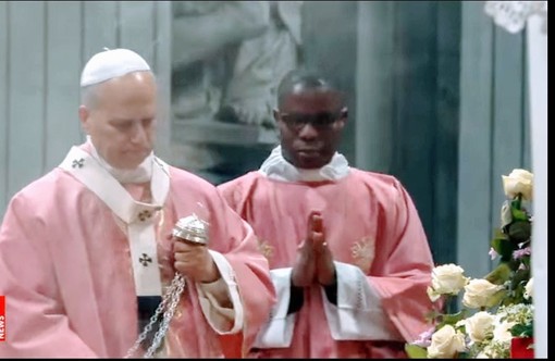 Un prete di Ventimiglia serve la santa messa con il Papa Leone XIV Un prete di Ventimiglia serve la santa messa con il Papa Leone XIV