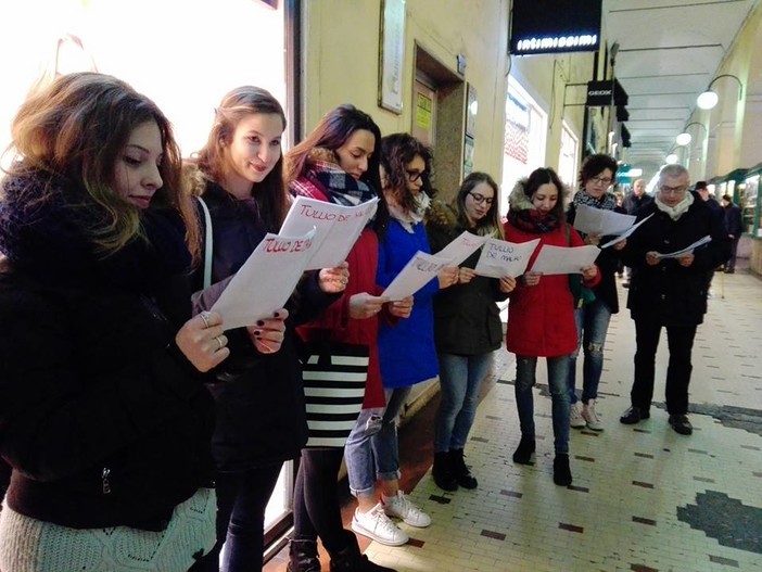 Imperia: grande successo delle ragazze dell'Istituto Ruffini con il flash mob sotto i portici per Tullio De Mauro (foto) Imperia: grande successo delle ragazze dell'Istituto Ruffini con il flash mob sotto i portici per Tullio De Mauro (foto)