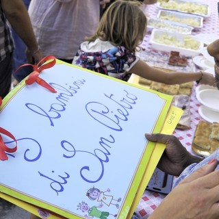 Ultimo giorno per Don Gerard alla parrocchia di San Pietro: il saluto della comunità e dei bambini della scuola