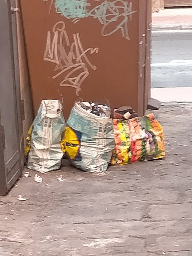 Imperia: degrado in vico Castello, lettore chiede intervento per spostare i bidoni della spazzatura Imperia: degrado in vico Castello, lettore chiede intervento per spostare i bidoni della spazzatura
