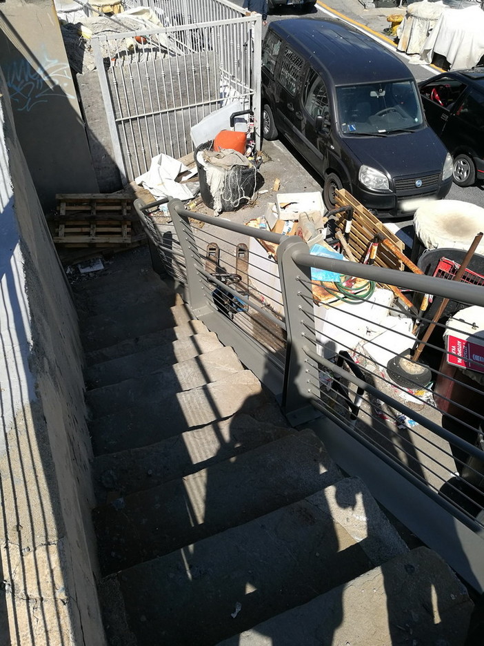 Sanremo: stato di degrado all’ingresso della scala che porta sulla passeggiata del porto, la segnalazione con foto di un lettore