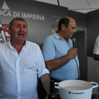 Grande successo per "il cucinar in barca" con Vito e lo show cooking di Enrico Marmo, organizzato da Imperia News (Foto e Video) Grande successo per "il cucinar in barca" con Vito e lo show cooking di Enrico Marmo, organizzato da Imperia News (Foto e Video)