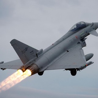 Diano Marina: un aereo militare Eurofighter sorvola la città degli aranci a bassa quota velocissimo verso la Francia Diano Marina: un aereo militare Eurofighter sorvola la città degli aranci a bassa quota velocissimo verso la Francia