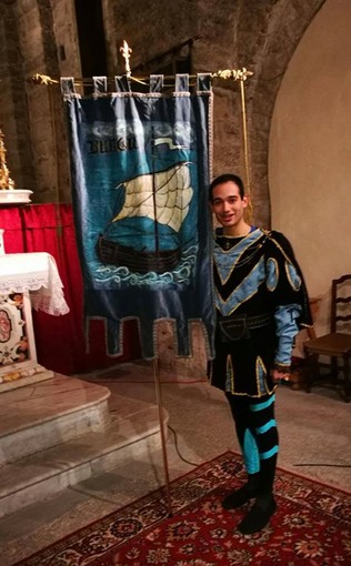 Ventimiglia: l’attore Emanuele Rumè, Gonfaloniere del Sestiere Burgu alla premiazione del premio di San Michele e dei presepi poveri