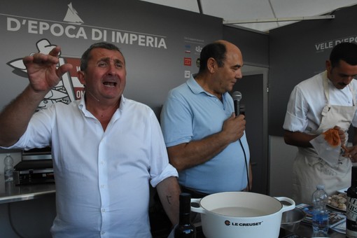 Grande successo per "il cucinar in barca" con Vito e lo show cooking di Enrico Marmo, organizzato da Imperia News (Foto e Video) Grande successo per "il cucinar in barca" con Vito e lo show cooking di Enrico Marmo, organizzato da Imperia News (Foto e Video)