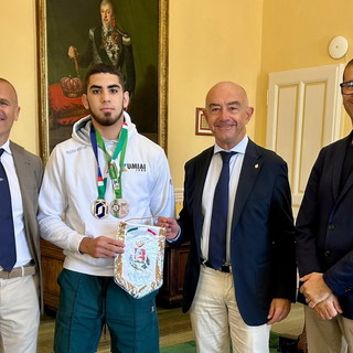 Il campione di judo Erik Semanjaku ricevuto in Comune a Sanremo