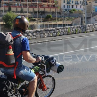 Ventimiglia: a bordo del suo motorino Ciao in direzione Londra è partito oggi un giovane ventimigliese (Video)