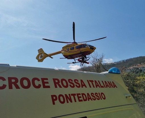 Caravonica, cade nel fiume, mobilitazione di soccorsi per un cittadino tedesco (video) Caravonica, cade nel fiume, mobilitazione di soccorsi per un cittadino tedesco (video)