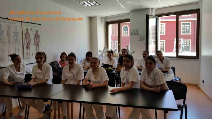 La San Pietro Lab di Diano San Pietro premia tre neo estetiste dell’Accademia formativa