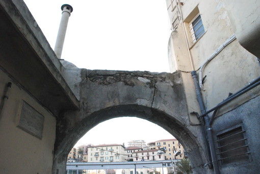 Sanremo: zona di spaccio di fronte alla Torre Saracena, la segnalazione di un cittadino