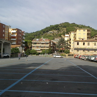Vallecrosia: situazione parcheggi a pagamento dell'area dell'ex mercato, la minoranza va all'attacco dell'amministrazione