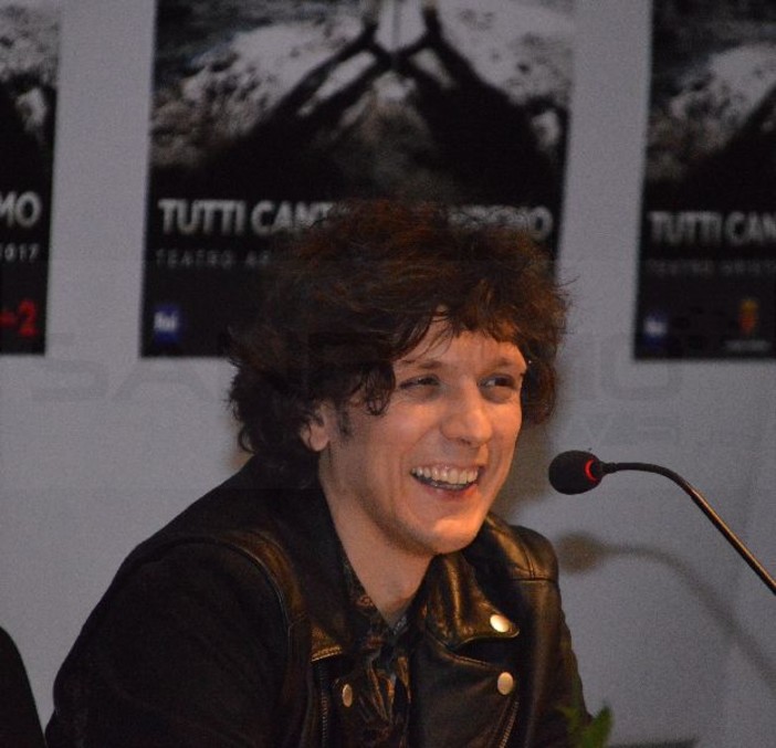 Ermal Meta racconta la sua canzone in Sala Lucio Dalla: “Non parla di violenza, ma di disobbedienza. Perché ho scelto ‘Amara Terra’? Perché siamo tutti viaggiatori”