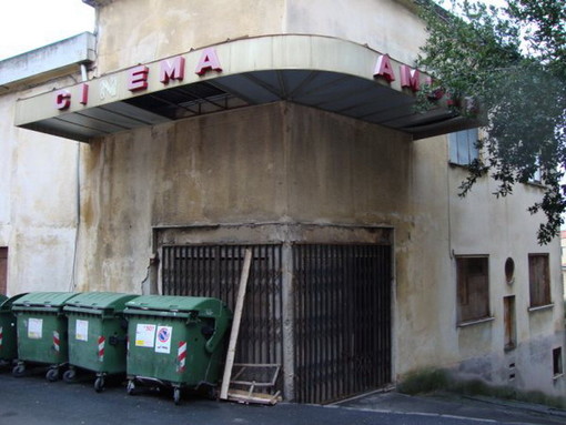 Imperia, ruderi dell’ex cinema Ambra a Porto Maurizio pericolosi: esposto in Comune del condominio Croce Bianca Imperia, ruderi dell’ex cinema Ambra a Porto Maurizio pericolosi: esposto in Comune del condominio Croce Bianca