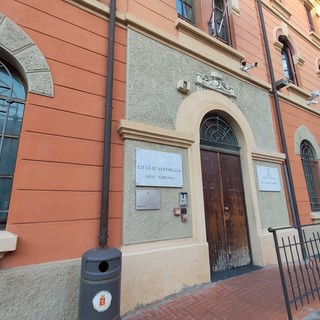 Ventimiglia, lunga coda e ore d'attesa: caos allo sportello di Rivieracqua