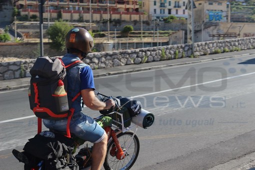Ventimiglia: a bordo del suo motorino Ciao in direzione Londra è partito oggi un giovane ventimigliese (Video)