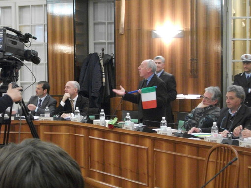 Eugenio Nocita con il tricolore in mano durante il consiglio