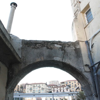 Sanremo: zona di spaccio di fronte alla Torre Saracena, la segnalazione di un cittadino