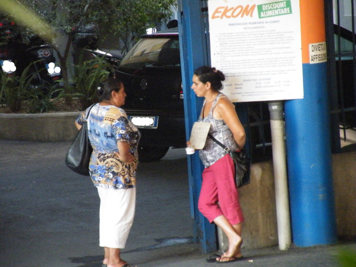 Elemosina per le vie della città a Imperia e  Sanremo: la mail del lettore Daniele