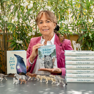 La creatrice di Geronimo Stilton in riviera: Elisabetta Dami con i bambini di Bordighera e San Lorenzo Al Mare