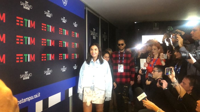 Elettra Lamborghini, “l’assalto” in sala stampa: “Piaccio perchè sono una ragazza come tutte le altre, sono buona”