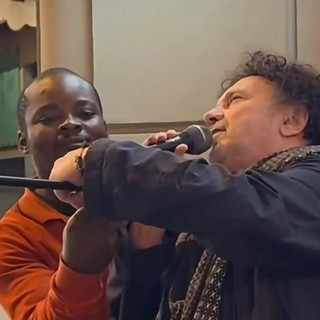 Premio Tenco, lo spettacolo è anche fuori dall'Ariston: Avitabile canta con un artista di strada in via Matteotti, la musica conquista Sanremo