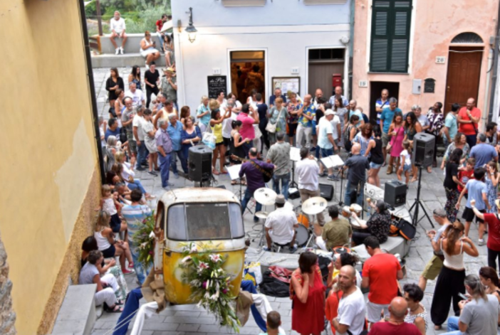 Musica, cinema, incontri e teatro: tanti eventi animeranno Vallebona nel mese di agosto Musica, cinema, incontri e teatro: tanti eventi animeranno Vallebona nel mese di agosto